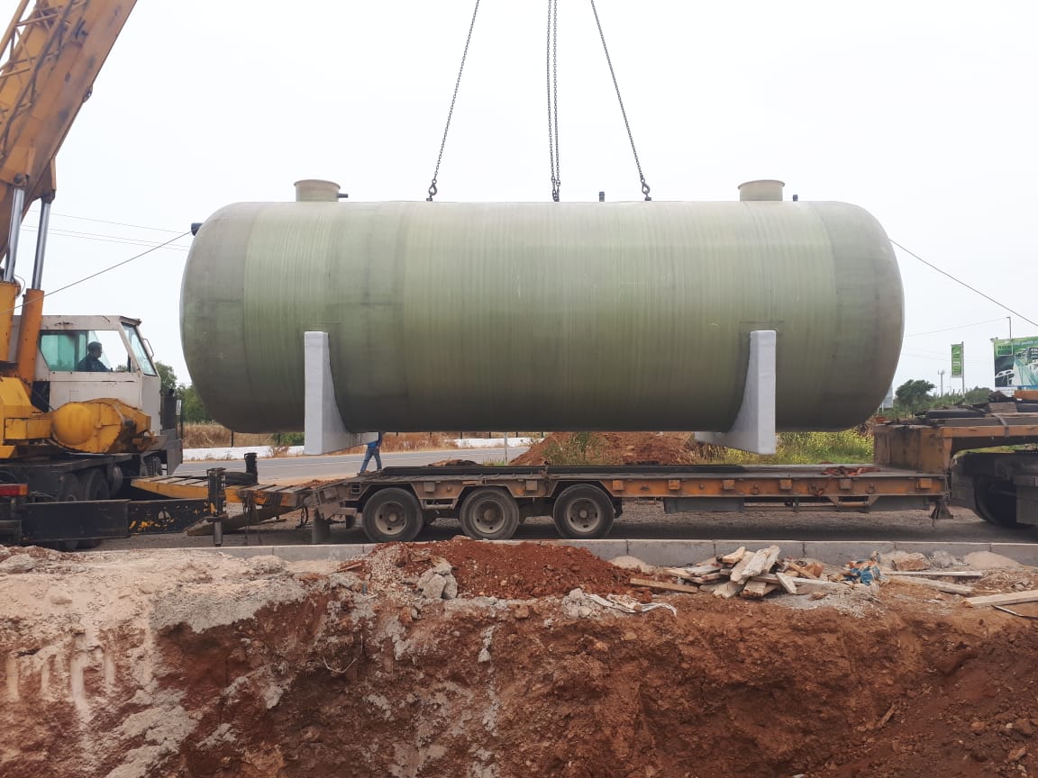 Levage d’une cuve de traitement à la grue