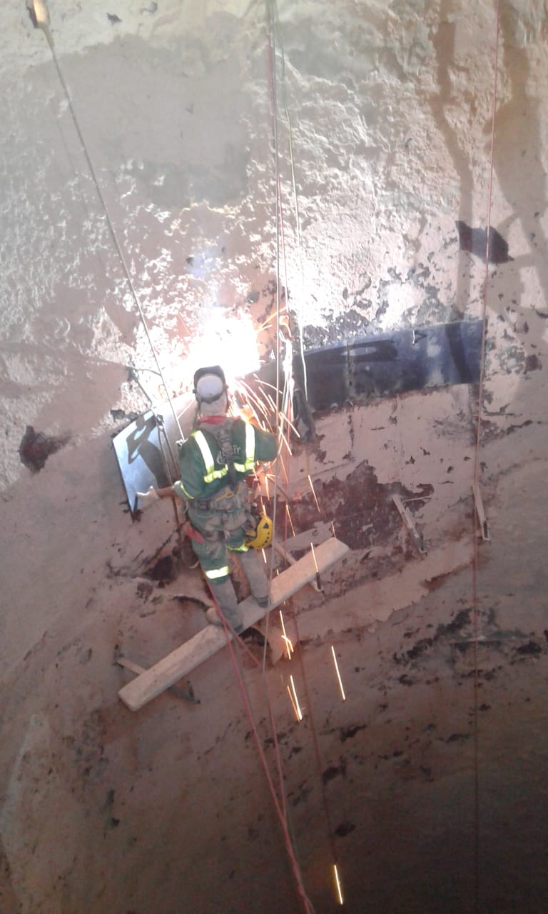 Découpe sur cordes en espace confiné